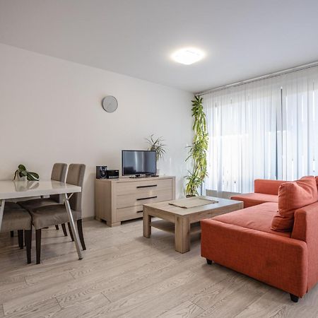 Spacious Terrace Apartment With Free Private Parking 布拉格 外观 照片