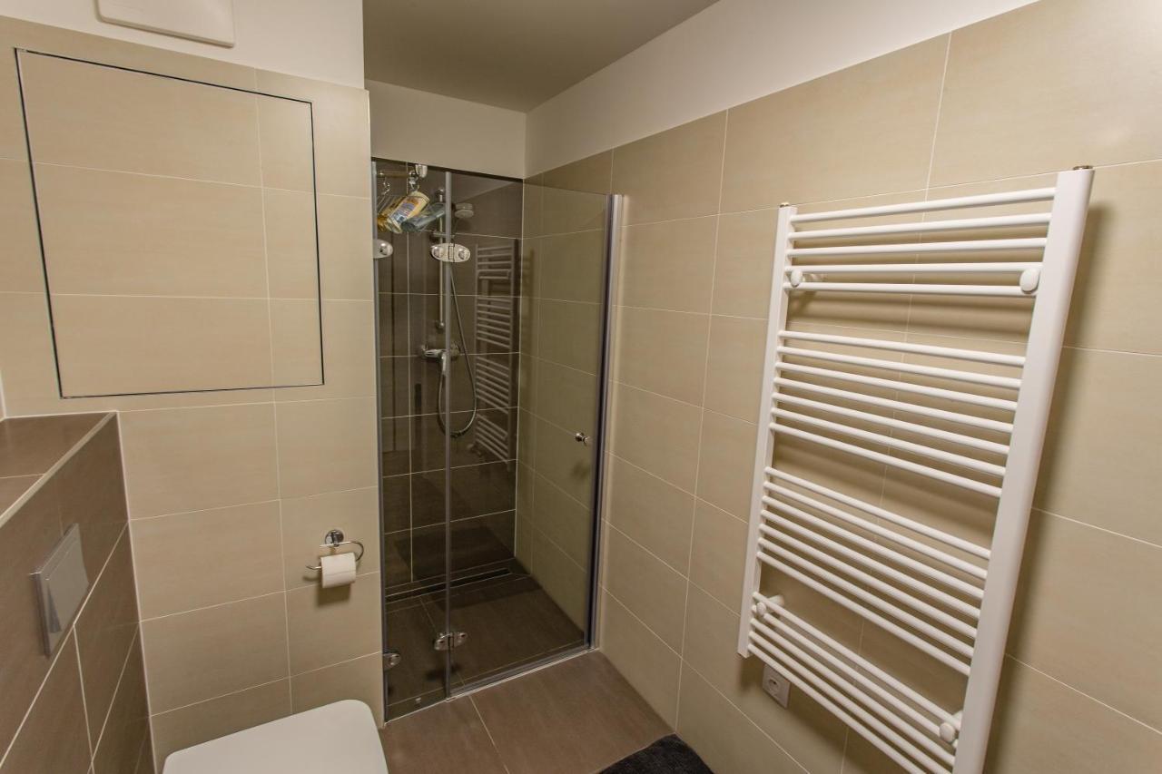 Spacious Terrace Apartment With Free Private Parking 布拉格 外观 照片