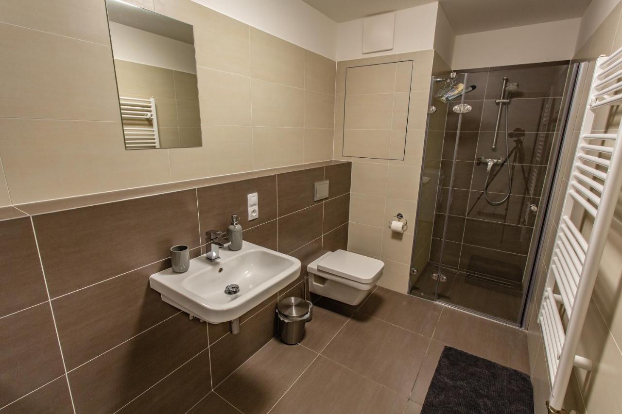 Spacious Terrace Apartment With Free Private Parking 布拉格 外观 照片